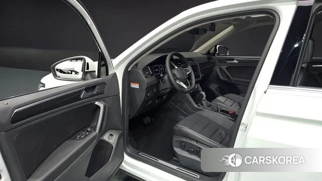 Volkswagen Tiguan second Generation 2024 Белый из Кореи, фото 2