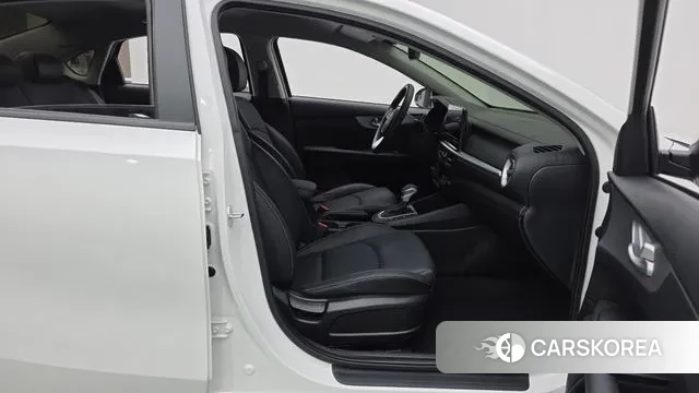 Kia The New K3 2nd generation 2024 Белый из Кореи, фото 2