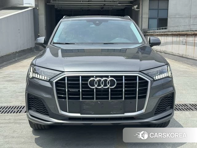 Audi Q7 2021 Серебристо-серый из Китая, фото 2