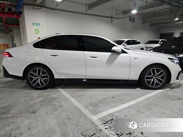BMW 5 Series (G60) 2023 Белый из Кореи, фото 2