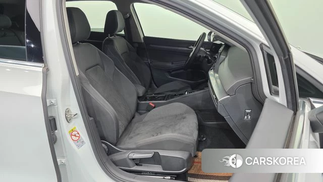 Volkswagen Golf 8th Generation 2022 Белый из Кореи, фото 2