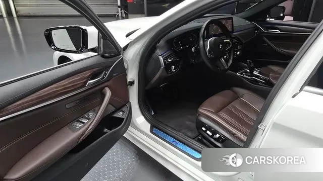 BMW 5 Series (G30) 2021 Белый из Кореи, фото 2