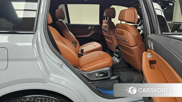 BMW X7 (G07) 2024 Светло-серебряный цвет из Кореи, фото 2