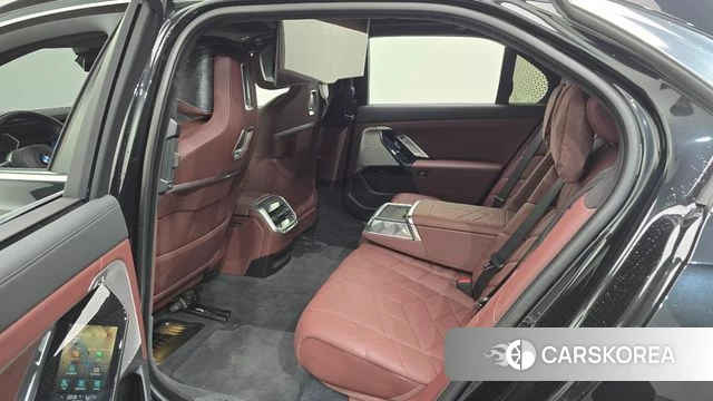BMW 7 Series (G70) 2023 Черный из Кореи, фото 2
