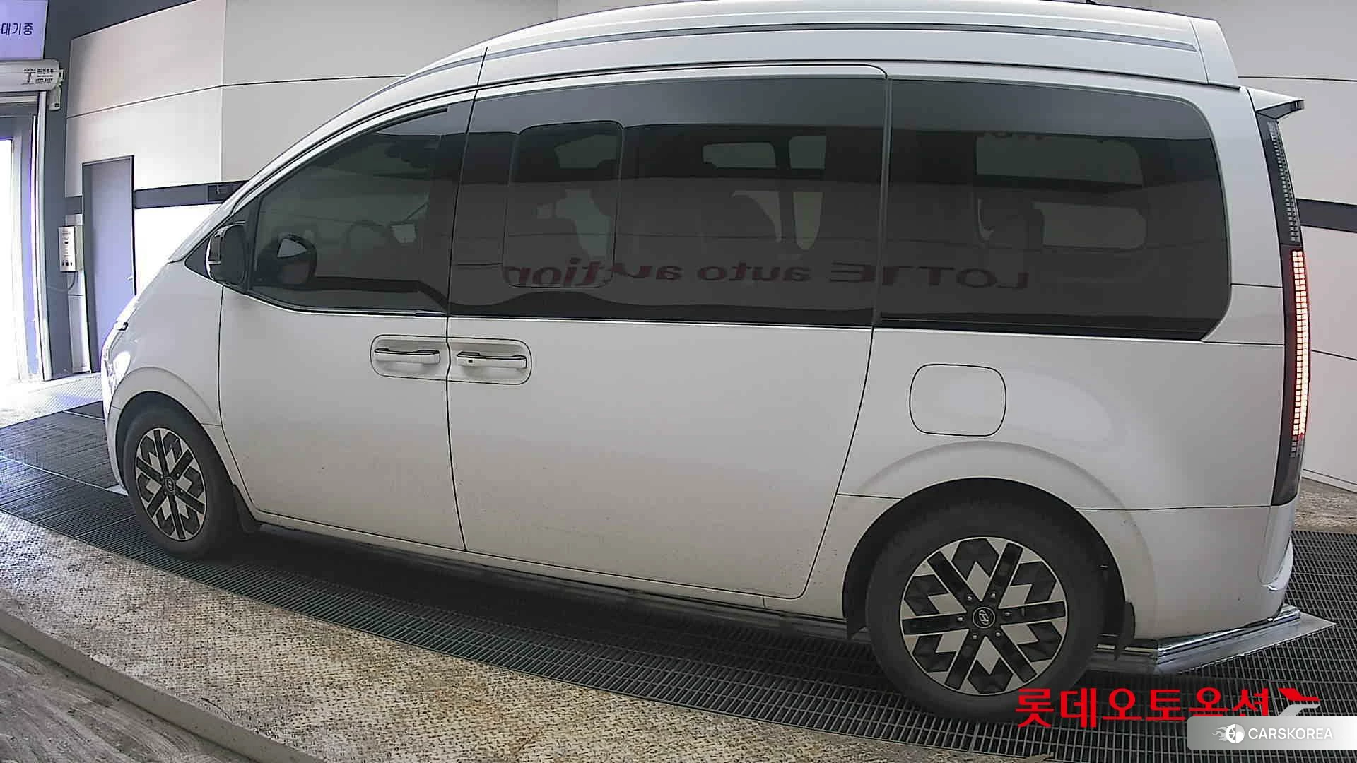 Hyundai STARIA LOUNGE Limousine 2023 Белый из Кореи, фото 2