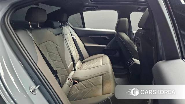 BMW 5 Series (G60) 2025 Светло-серебряный цвет из Кореи, фото 2