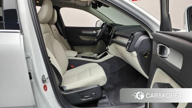 Volvo XC40 2025 Белый из Кореи, фото 2