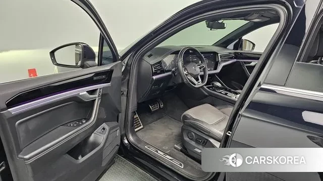 Volkswagen Touareg 3rd generation 2021 Черный из Кореи, фото 2