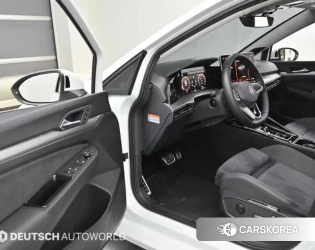 Volkswagen Golf 8th Generation 2025 Белый из Кореи, фото 2