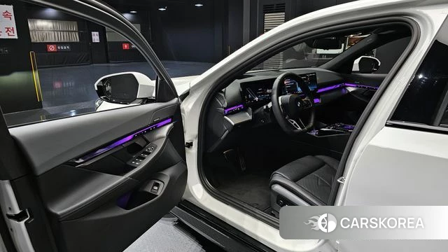 BMW 5 Series (G60) 2025 Белый из Кореи, фото 2