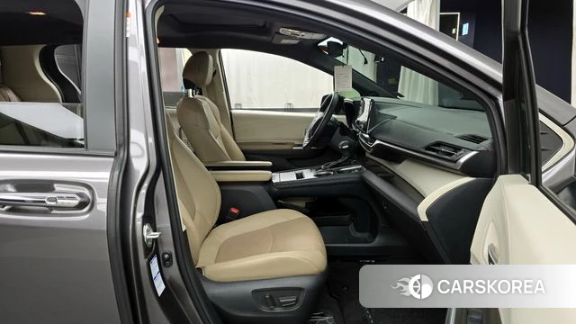 Toyota Sienna 4th Generation 2021 Серый из Кореи, фото 2