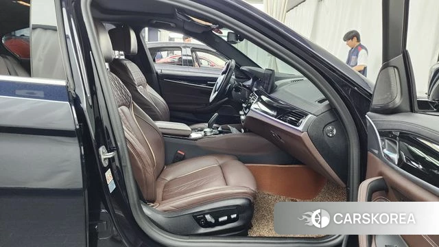 BMW 5 Series (G30) 2021 Черный из Кореи, фото 2