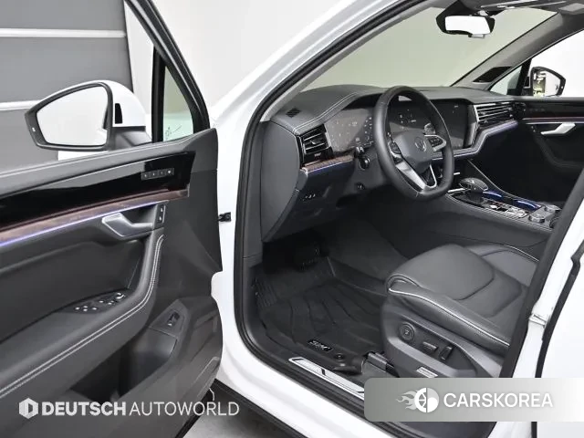 Volkswagen Touareg 3rd generation 2025 Белый из Кореи, фото 2