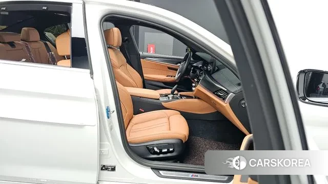 BMW 5 Series (G30) 2023 Белый из Кореи, фото 2