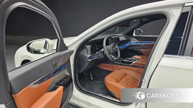 BMW 7 Series (G70) 2025 Белый из Кореи, фото 2