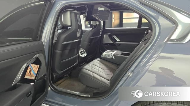 BMW 7 Series (G70) 2023 Цвет галактики из Кореи, фото 2