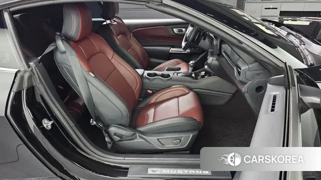 Ford Mustang 7th Generation 2024 Черный из Кореи, фото 2