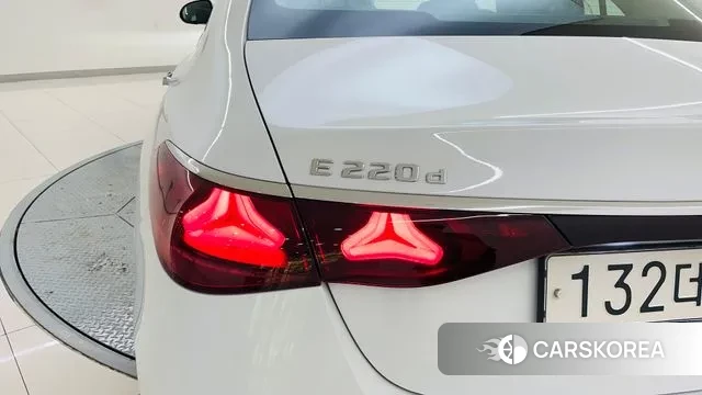 Mercedes-Benz E-Class W214 2024 Белый из Кореи, фото 2