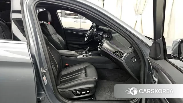 BMW 5 Series (G30) 2022 Серый из Кореи, фото 2