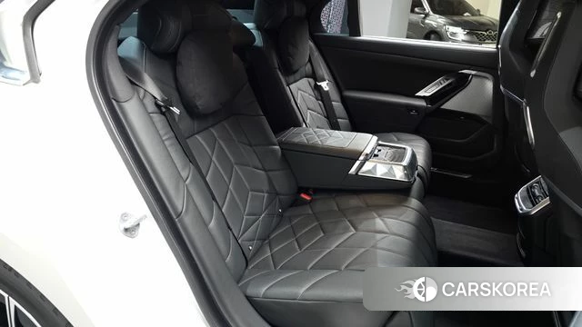 BMW 7 Series (G70) 2023 Белый из Кореи, фото 2