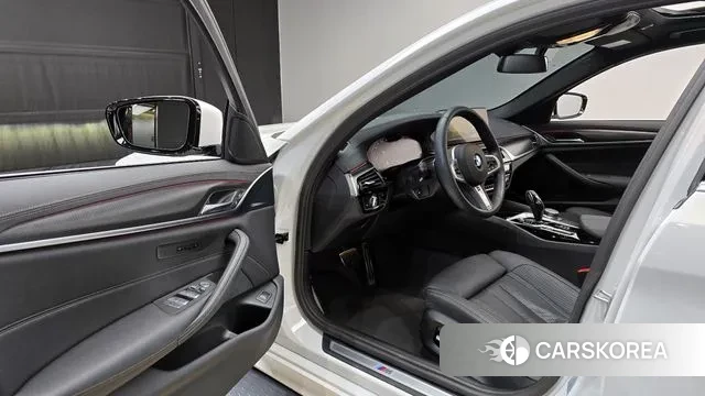 BMW 5 Series (G30) 2023 Белый из Кореи, фото 2