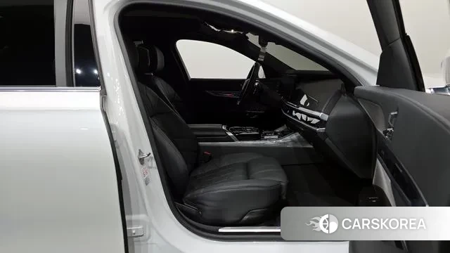 BMW 7 Series (G70) 2024 Белый из Кореи, фото 2