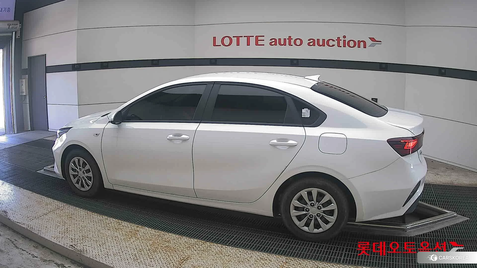 Kia K3 2023 Snow White Pearl из Кореи, фото 2