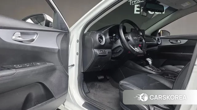 Kia The New K3 2nd generation 2021 Белый из Кореи, фото 2