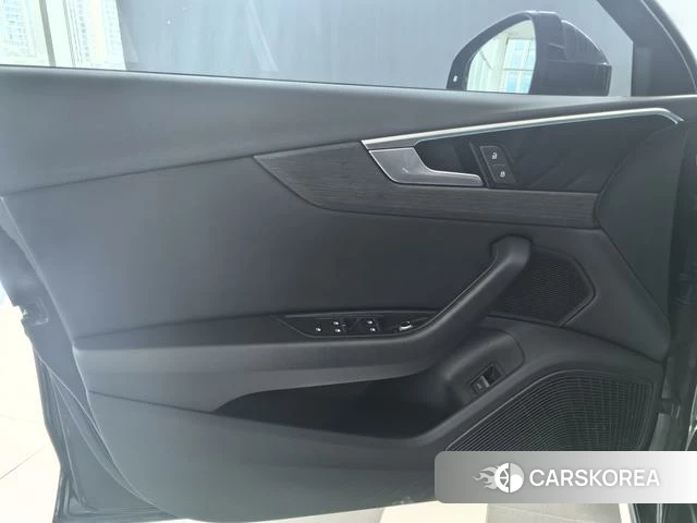 Audi A4 (import) 2023 Черный из Китая, фото 2