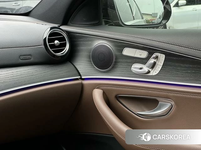 Mercedes-Benz E-class 2023 Черный из Китая, фото 2