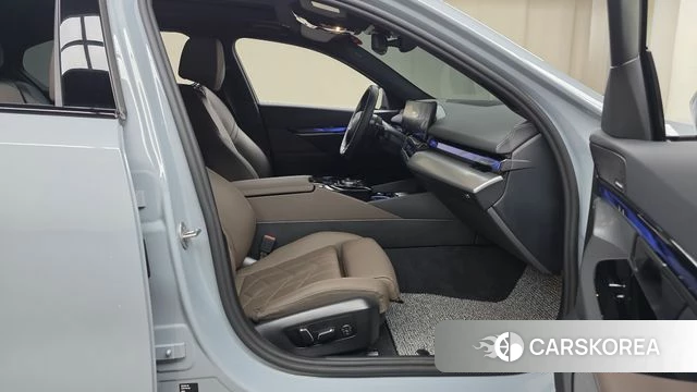 BMW 5 Series (G60) 2025 Цвет галактики из Кореи, фото 2