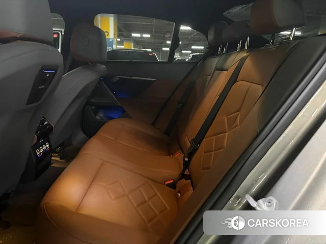 BMW 5 Series (G60) 2025 Песочный из Кореи, фото 2