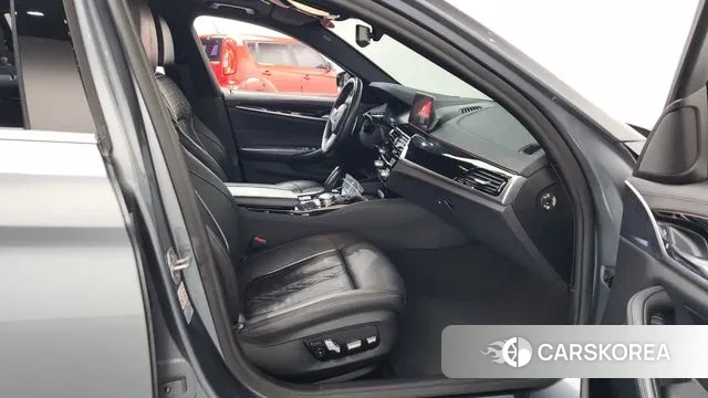 BMW 5 Series (G30) 2019 Светло-серебряный цвет из Кореи, фото 2