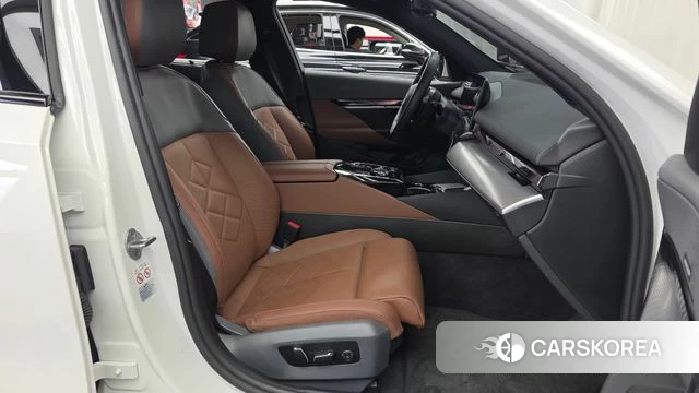 BMW 5 Series (G60) 2023 Белый из Кореи, фото 2