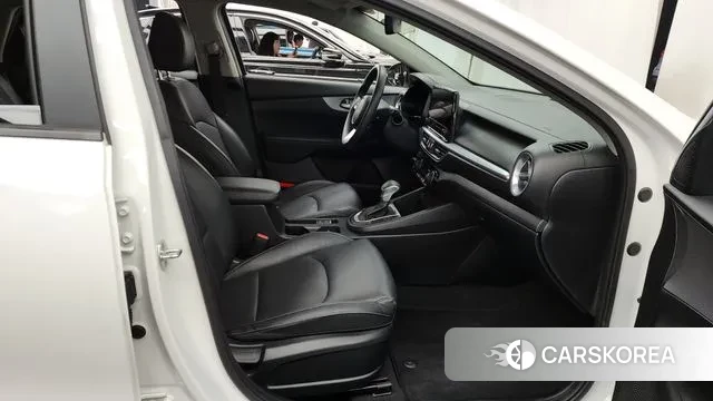 Kia The New K3 2nd generation 2021 Белый из Кореи, фото 2