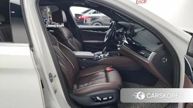 BMW 5 Series (G30) 2022 Белый из Кореи, фото 2