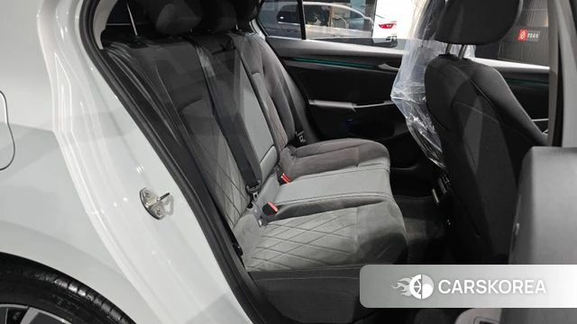 Volkswagen Golf 8th Generation 2024 Белый из Кореи, фото 2