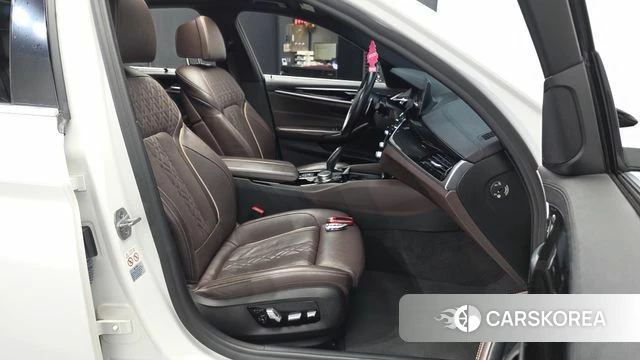 BMW 5 Series (G30) 2019 Белый из Кореи, фото 2