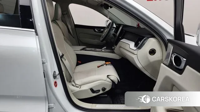 Volvo XC60 second Generation 2025 Белый из Кореи, фото 2