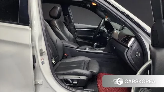 BMW 3 Series (F30) 2018 Белый из Кореи, фото 2