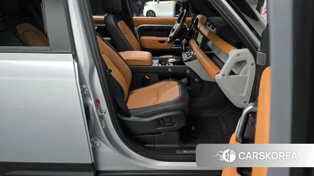 Land Rover Defender (L663) 2024 Серебристо-серый из Кореи, фото 2