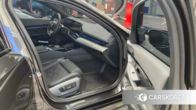 BMW 5 Series (G60) 2024 Серый из Кореи, фото 2