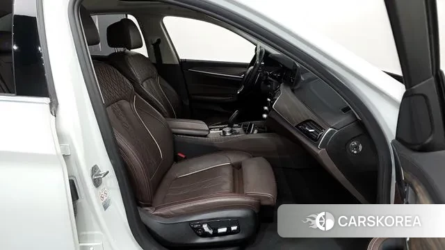 BMW 5 Series (G30) 2018 Белый из Кореи, фото 2