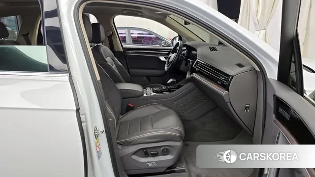 Volkswagen Touareg 3rd generation 2021 Белый из Кореи, фото 2