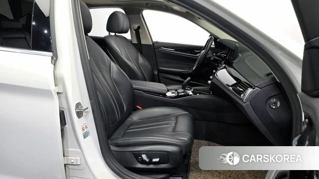 BMW 5 Series (G30) 2018 Белый из Кореи, фото 2