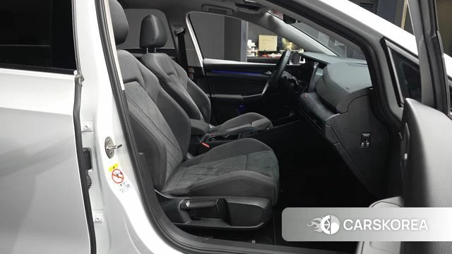 Volkswagen Golf 8th Generation 2022 Белый из Кореи, фото 2