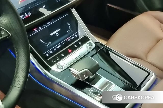 Audi Q7 2021 Черный из Китая, фото 2