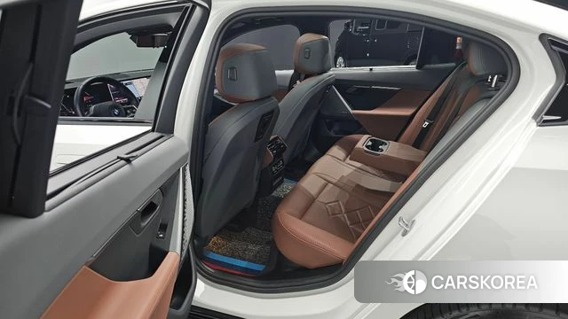 BMW 5 Series (G60) 2025 Белый из Кореи, фото 2