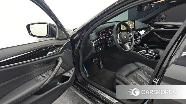 BMW 5 Series (G30) 2023 Серый из Кореи, фото 2