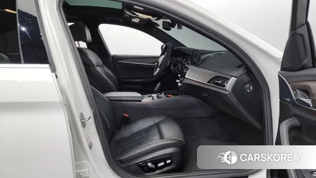 BMW 5 Series (G30) 2018 Белый из Кореи, фото 2